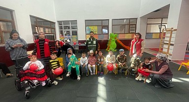 Genç gönüllüler, 23 Nisan’da minik yürekleri sevindirdi