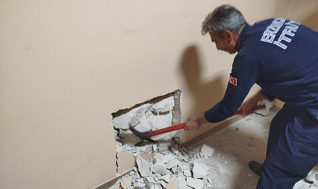 Havalandırma boşluğunda sıkışan kedi kurtarıldı