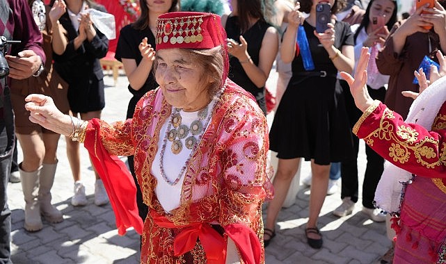 Hiç evlenmeyen 69 yaşındaki Emine ninenin kına gecesi hayali gerçek oldu