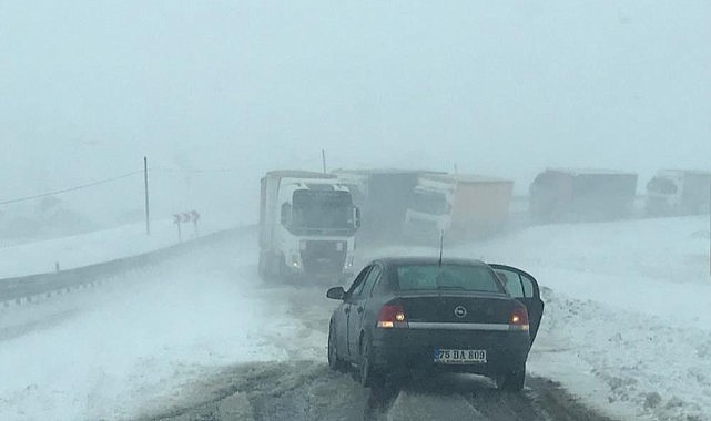 Ilgar Dağı'nda tipide onlarca tır mahsur kaldı