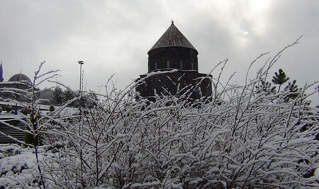 Kars beyaz gelinliğini giydi