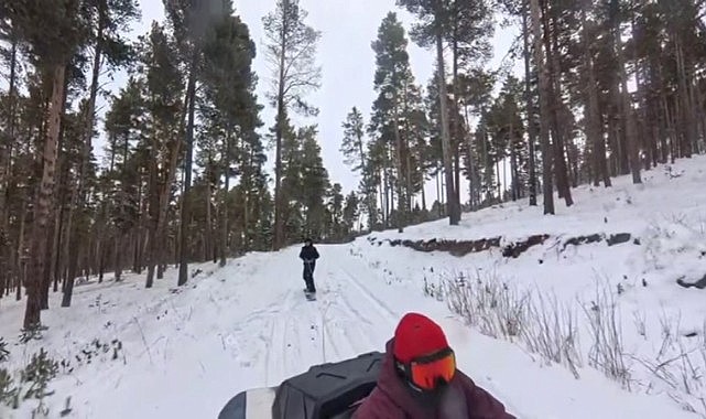 Kars'ta 2 kişi ATV araca bağladığı halatla snowboard yaptı