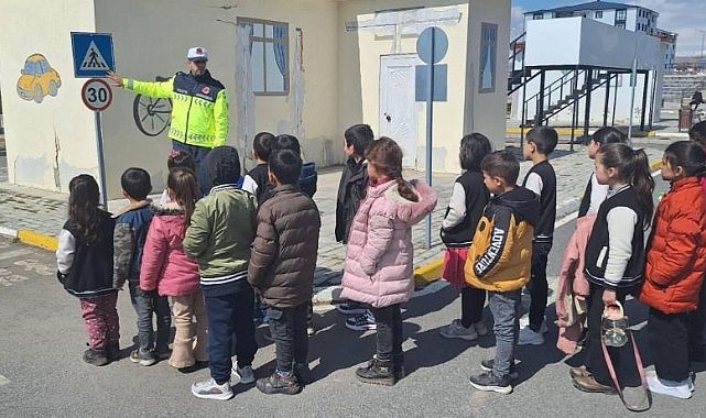 Kars’ta öğrencilere trafik eğitimi