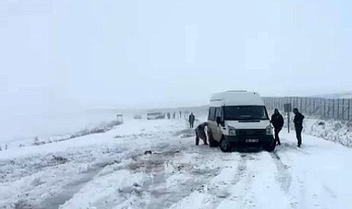 Kars'ta onlarca araç karda mahsur kaldı