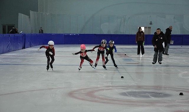 Kars’ta Short Track Türkiye birinciliği yarışları başladı