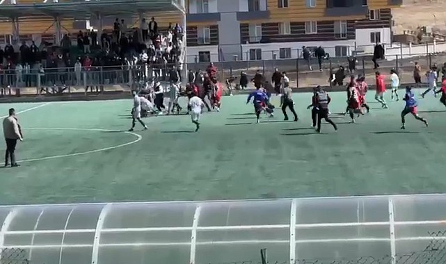 Kars'ta futbol sahası, savaş alanına döndü