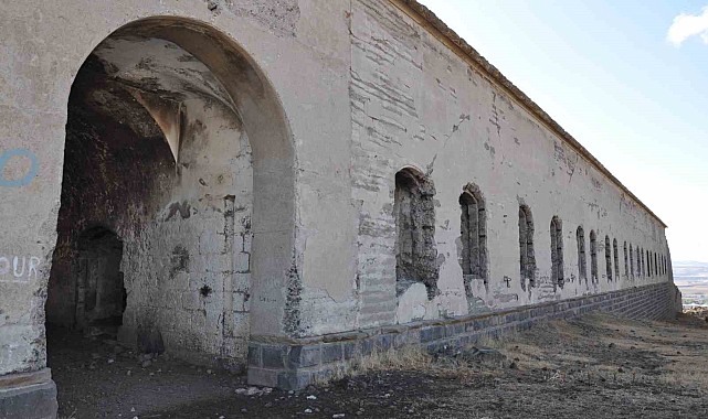 Kars'ta tarihi tabyalar yok oluyor