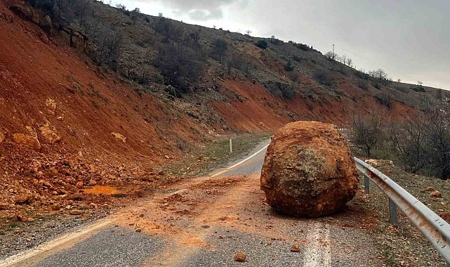 Kaya parçasının düştüğü yol ekipler tarafından temizlendi
