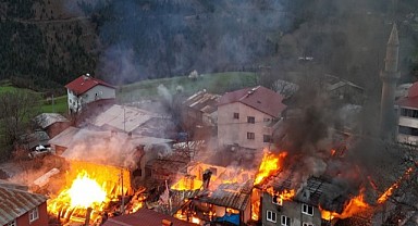 Komşu ilçede korkutan yangın! 4 ev ve camii alevlere teslim oldu