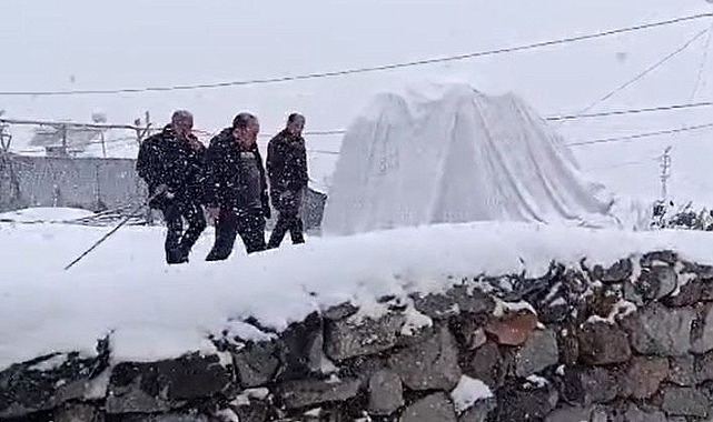 Köylüler güne kar yağışıyla uyandı