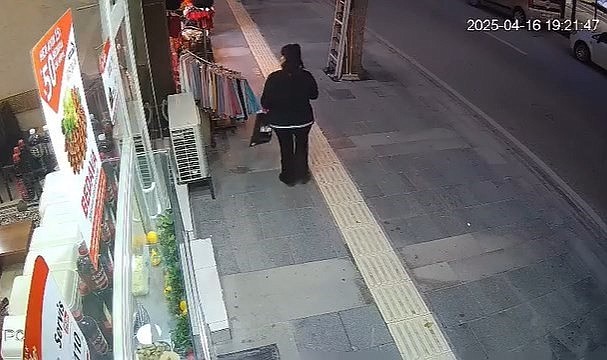 Önce gider gibi yaptı ardından dönüp çaldı