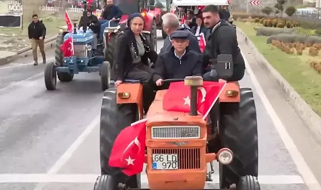 Özgür Özel mitinge traktörle gitti