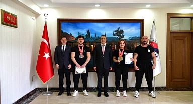 Şampiyon sporcular Vali Çiçek’i ziyaret etti