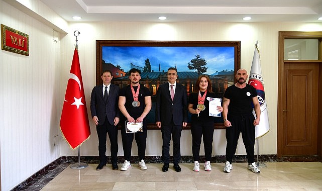 Şampiyon sporcular Vali Çiçek’i ziyaret etti