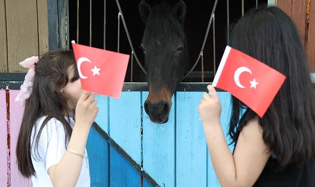 Sevgi evlerindeki çocuklar 23 Nisan'ı hipodromda coşkuyla kutladı