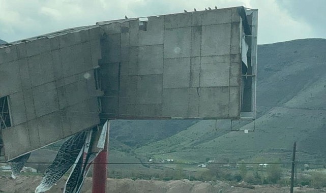 Şiddetli rüzgar reklam panosunu devirdi