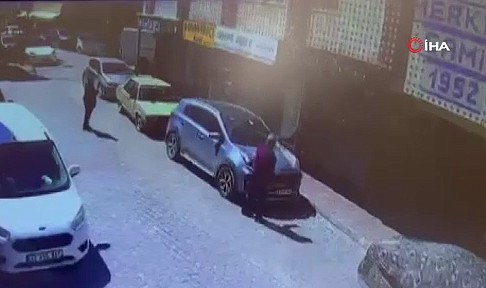 Sürücü içindeyken otomobilin üzerine fayans ve sıva düştü: O anlar kamerada