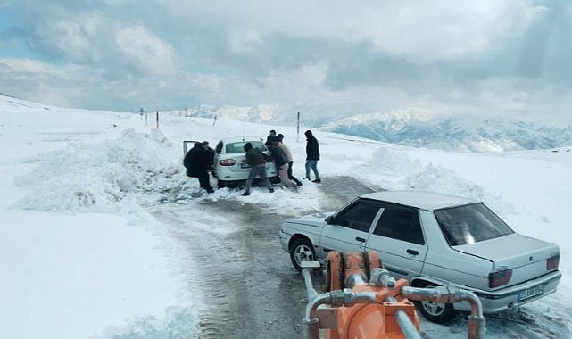 Tipi nedeniyle yolda mahsur kalan 60 kişi kurtarıldı