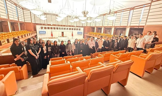 Vekil Koç, Ardahanlı gençleri mecliste ağırladı