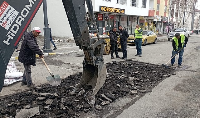 Yol yama çalışmaları devam ediyor