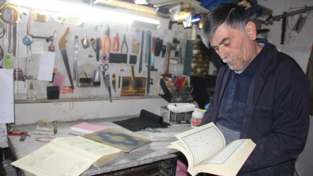 Aşınmış kitaplara 45 yıldır hayat veriyor
