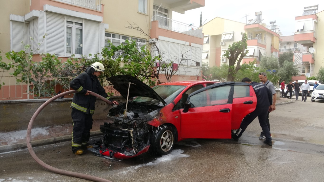 Otomobil alev alev yandı, görüntüyü çeken afacanların yorumları gülümsetti