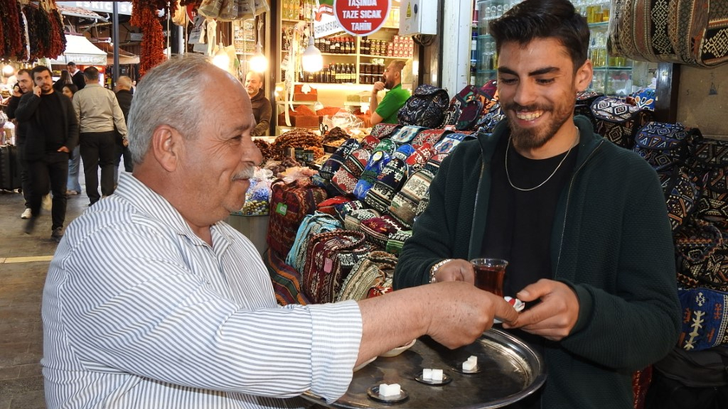 Çaycı İsmet Usta’nın ocağı 35 yıldır bir metrekarelik dükkanda kaynıyor