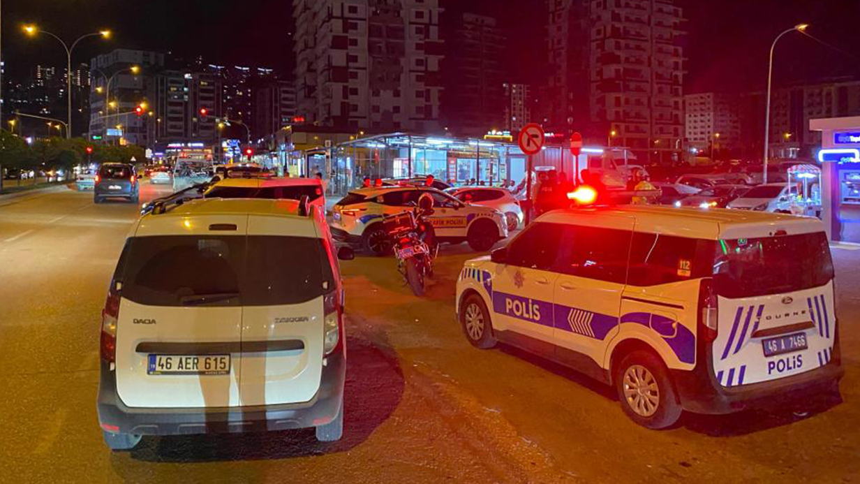 &quot;Dur&quot; ihtarına uymayıp kaçarken polis memuruna çarptı