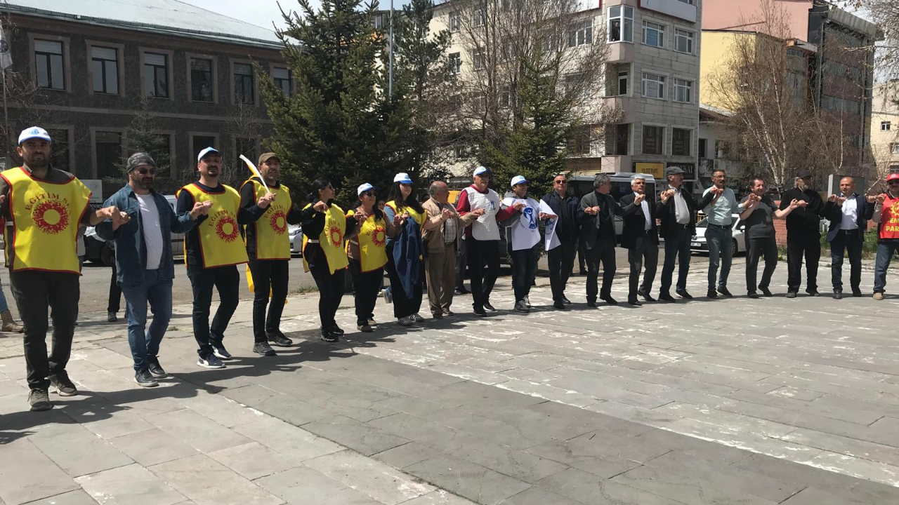 Ardahan’da 1 Mayıs Halaylarla Kutlandı
