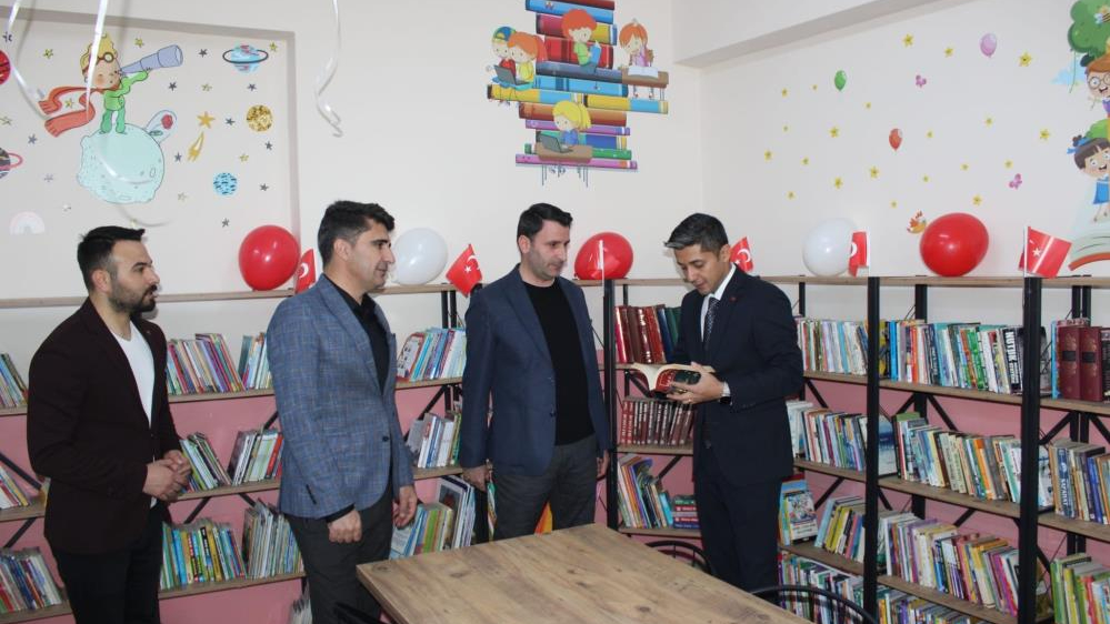Köy okuluna kütüphane açıldı, öğrenciler kitaplarla buluştu