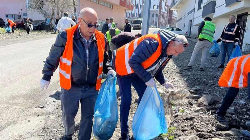 Göle’de örnek davranış: Poşeti alan sokağa çıktı çöp topladı