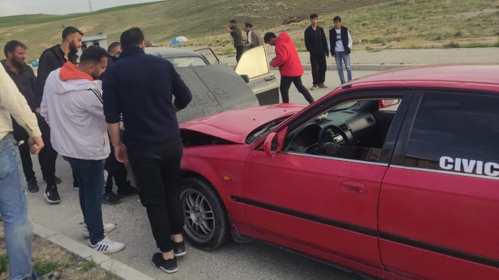 Van'da iki otomobil kafa kafaya çarpıştı: 1 yaralı