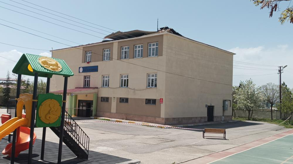 Van'da fırtına okulun çatısını uçurdu