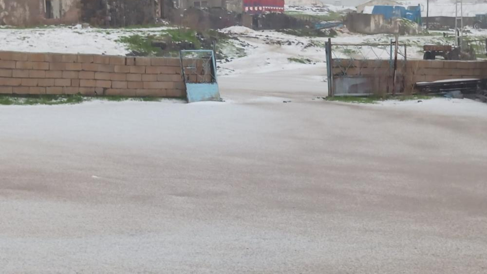 Dolu yağışı Kars’ı beyaza bürüdü