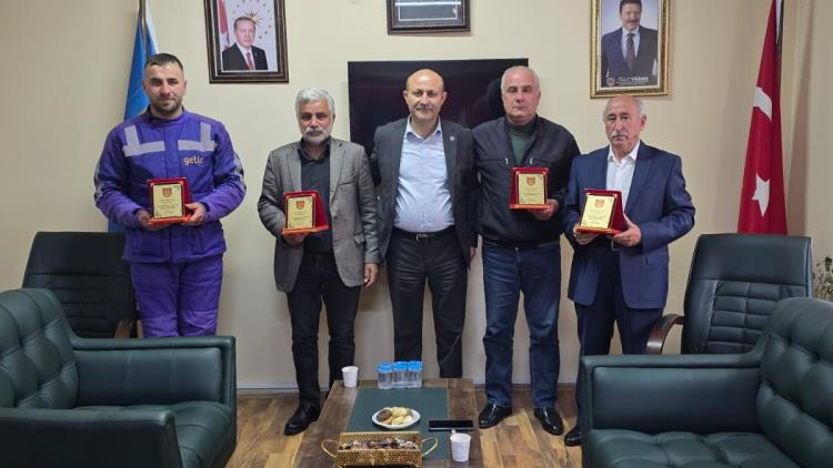 Kars’ta yılın şoförlerine plaket verildi.