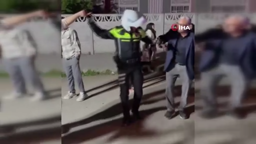 Trafik polisi halay çekti, renkli görüntüler çıktı