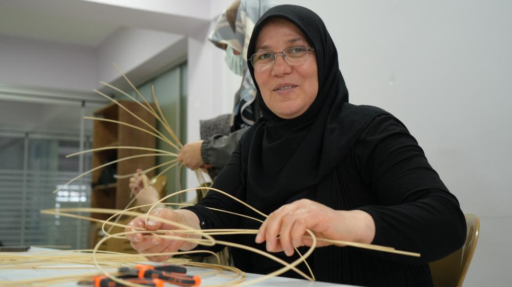 Kanser hastası kadınlar, umutlarını rattan objelere taşıdı