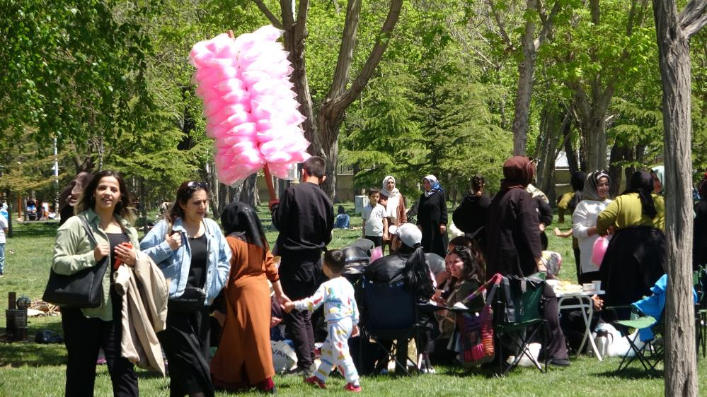 Van'da Hıdırellez etkinliği renkli görüntülere sahne oldu