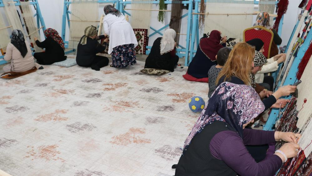 Kilimler kadınların eliyle sonraki nesillere aktarılıyor