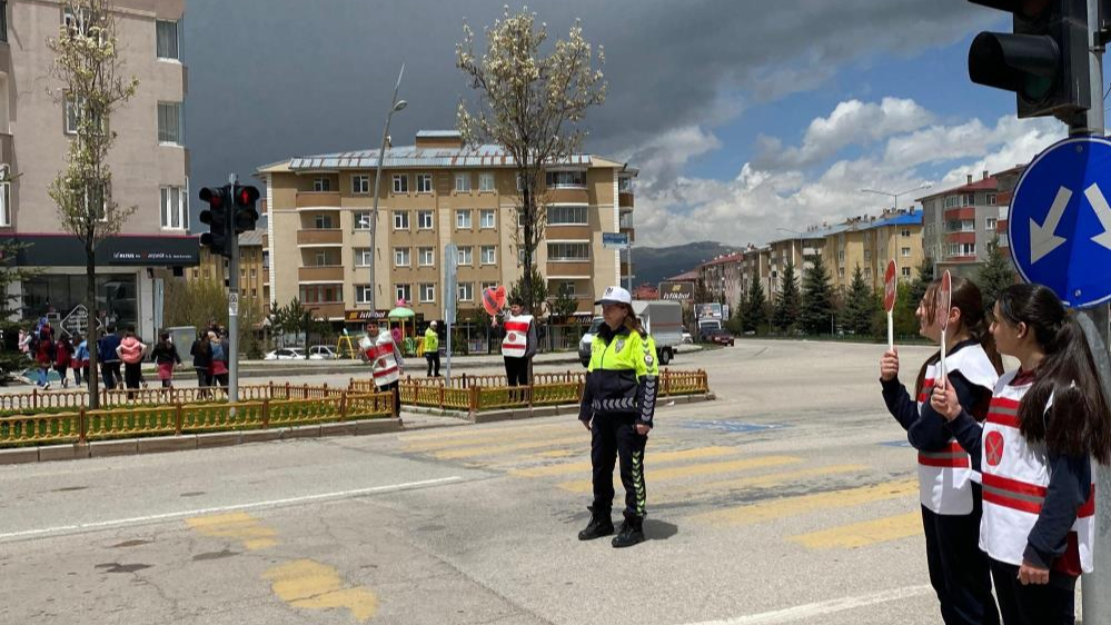 Öğrencilerden trafikte farkındalık uygulaması
