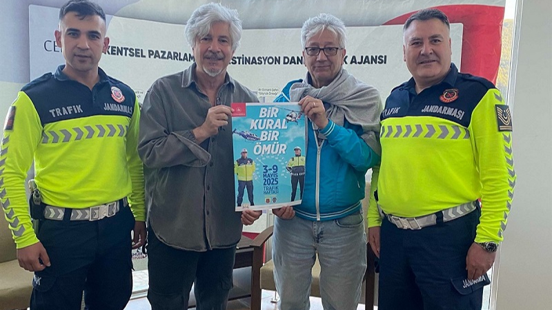 Jandarma, Uygur kardeşlerin tiyatro oyununda trafik kurallarını hatırlattı