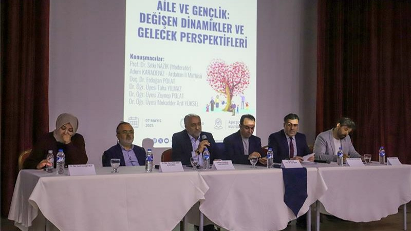 Ardahan Müftüsü Karadeniz, üniversite öğrencilere “İdeal Gençlik” dersi verdi