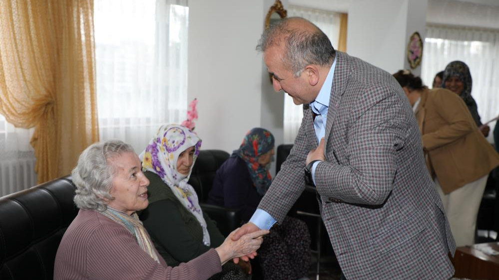 Huzurevindeki yaşlı kadının valiye sözleri gönülleri ısıttı: "Babalar Günün kutlu olsun, bana da bir öpücük ver"