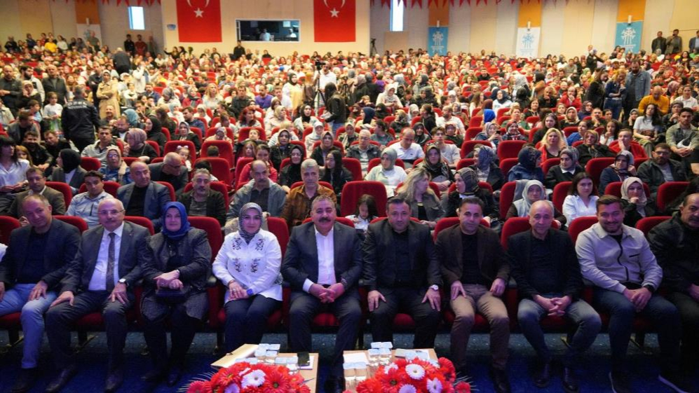 İbrahim Erkal sevgisi, salona sığmadı