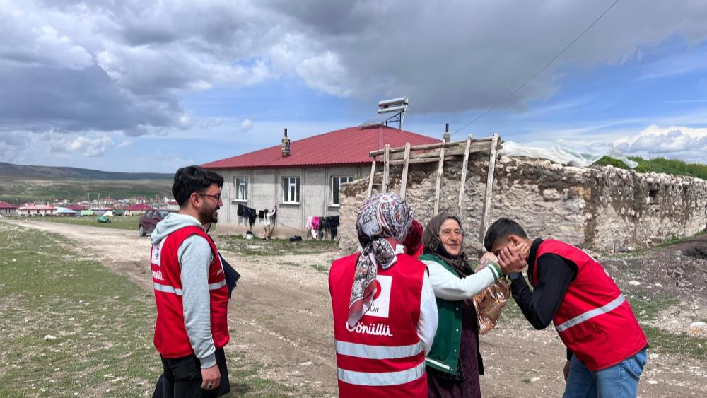 Ağrı Kızılay gönüllülerinden annelere anlamlı sürpriz