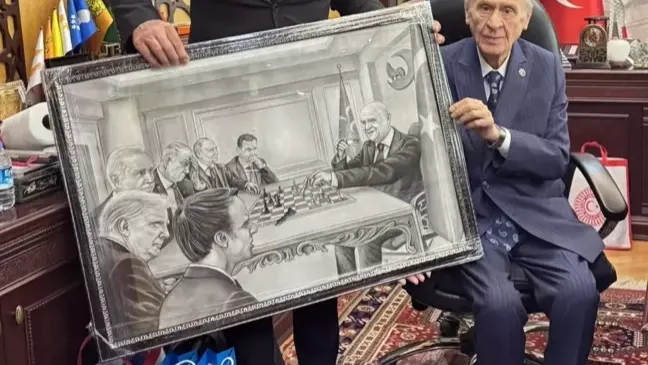 Bahçeli'ye dikkat çeken hediye! Tüm liderleri mat etti