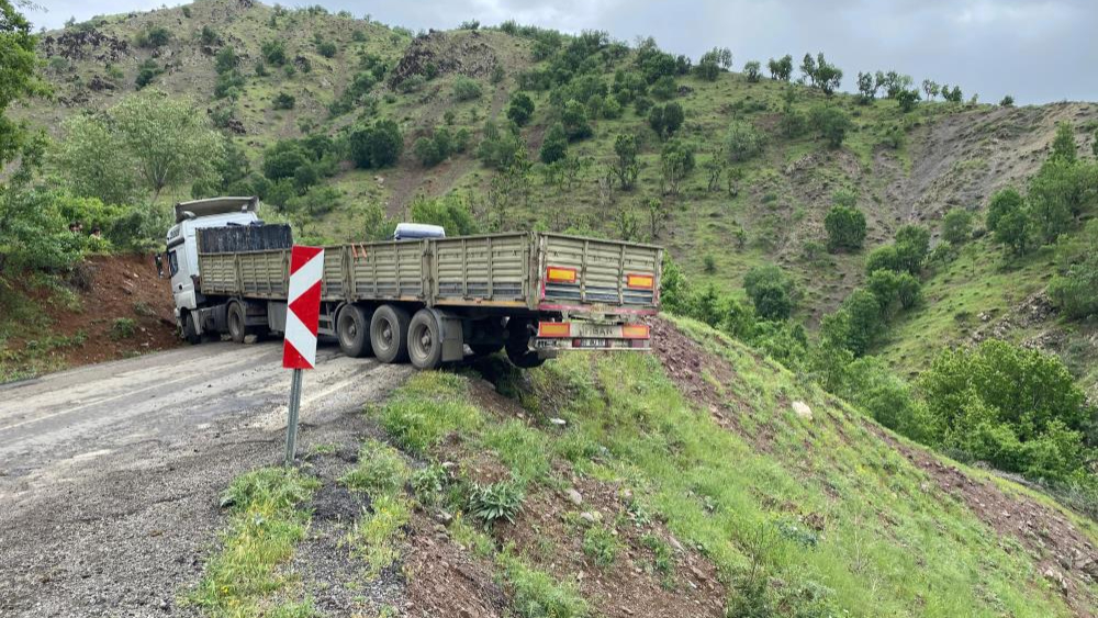 Virajlı yolda mahsur kalan tırı vatandaşlar kurtardı