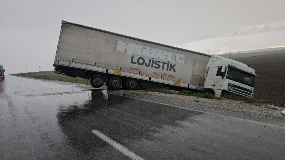 Yağmurdan kayganlaşan yolda tır şarampole düştü