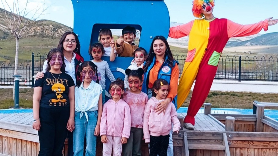 Gönüllü gençler çocukları renklendirdiler