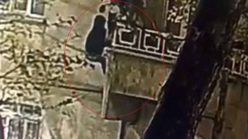 Güvenlik kameralarına aldırış etmedi ev sahibini uyurken hırsızlığa kalkıştı